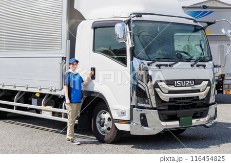 運輸企業の若い女性トラックドライバー 116454825