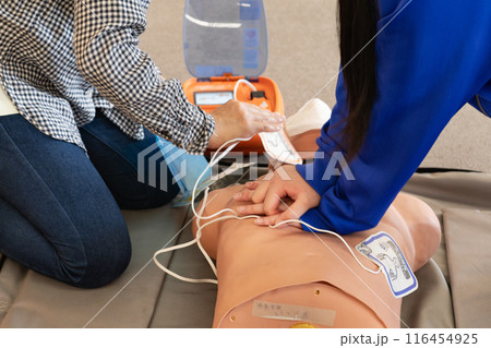 救急救命講習会　一次救命処置胸骨圧迫とAED救護者の連携 116454925