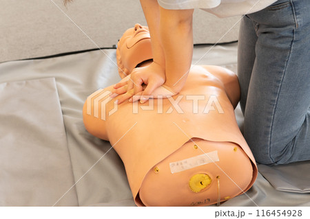 救急救命講習会 胸骨圧迫 救急救命講習会 胸骨圧迫 116454928