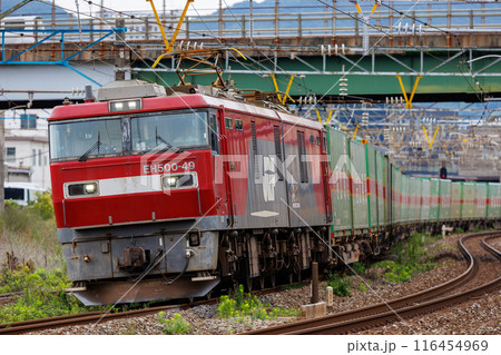 長いコンテナ列車を牽引するJR貨物EH500型交直流電気機関車 116454969