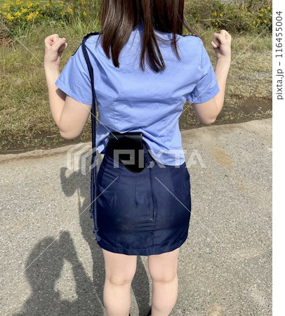 よし!とガッツポーズする女性警察官 よし!とガッツポーズする女性警察官 116455004