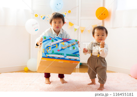1歳の誕生日を祝う男児 1歳 1歳の誕生日を祝う男児 1歳 116455181