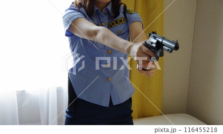 けん銃を構える女性警察官 けん銃を構える女性警察官 116455218