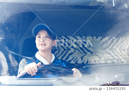 大型トラックの運転をする女性ドライバー 116455291