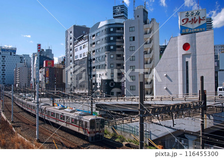 池袋北口のホテル街を通過する東武東上線 池袋北口のホテル街を通過する東武東上線 116455300