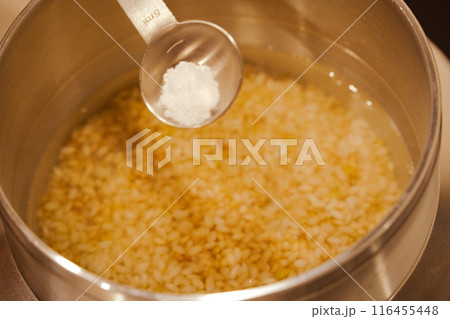 炊き込みご飯の味付け風景 116455448