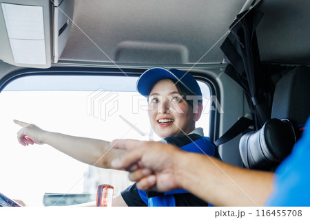 大型トラックの運転をする若い女性ドライバー 116455708