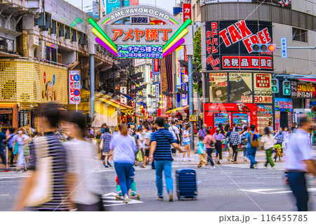 日本の東京都市景観7月・インバウンド復活…外国人観光客らで賑わうアメ横＝令和6年7月11日 116455785