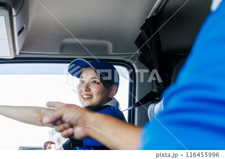 大型トラックの運転をする若い女性ドライバー 大型トラックの運転をする若い女性ドライバー 116455996
