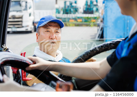 上司から指示を受ける女性ドライバー 116456000