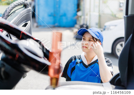 トラックの運転席に乗ろうとする女性ドライバー トラックの運転席に乗ろうとする女性ドライバー 116456109
