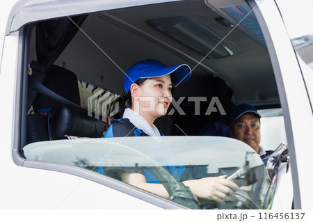 大型トラックの運転をする若い女性ドライバー 大型トラックの運転をする若い女性ドライバー 116456137