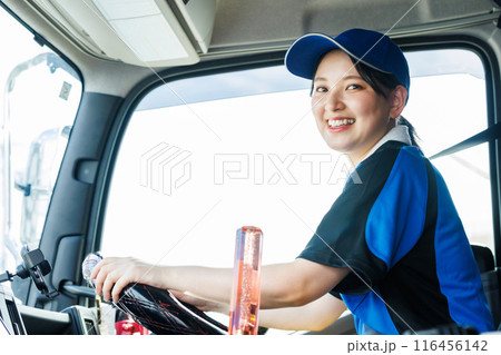 大型トラックの運転をする若い女性ドライバー 大型トラックの運転をする若い女性ドライバー 116456142