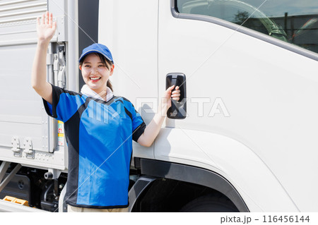 運輸企業の若い女性トラックドライバー 運輸企業の若い女性トラックドライバー 116456144