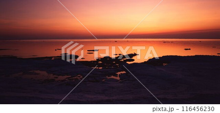 北海道温根別オホーツク海落陽に染まる 116456230