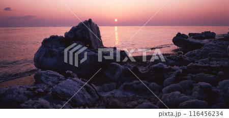 北海道尾岱沼流氷残魂に昇る太陽 116456234