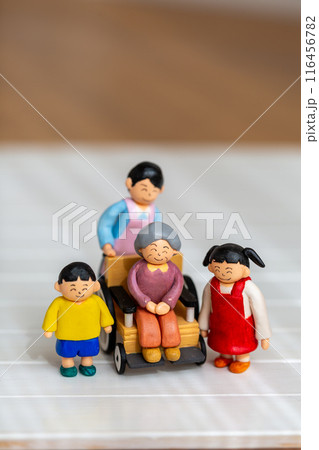 手作り紙粘土人形　家族 116456782