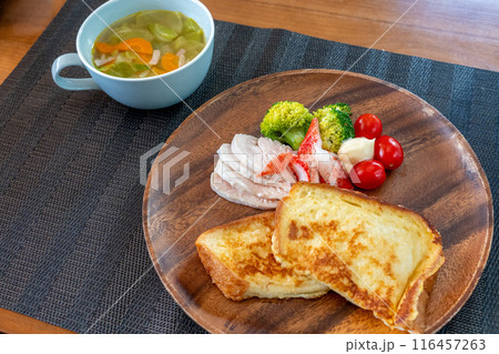 フレンチトーストとスープ 116457263