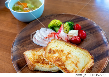 フレンチトーストとスープ 116457268