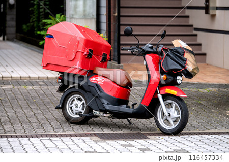 日本の横浜都市景観　街角で見かけた郵便配達（配達員は配達中）の電動バイク＝6日、横浜市内 116457334