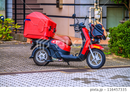 日本の横浜都市景観　街角で見かけた郵便配達（配達員は配達中）の電動バイク＝6日、横浜市内 116457335