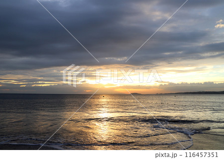 夕日と曇り空 116457351