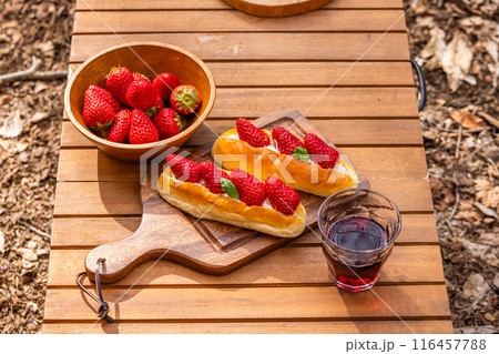 フルーツサンドウィッチ　Strawberries and cream fruit sandwich 116457788