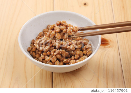 小皿に入れた納豆 116457901