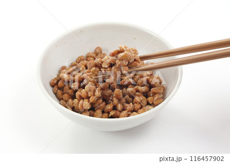小皿に入れた納豆 116457902