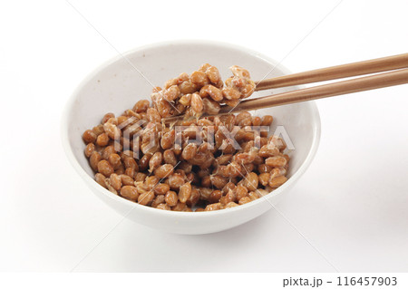 小皿に入れた納豆 116457903