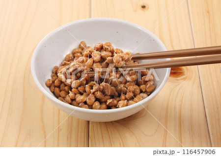 小皿に入れた納豆 116457906