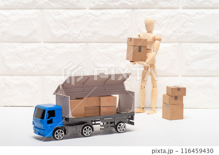 荷物を手積みでトラック積み込むマネキン 116459430
