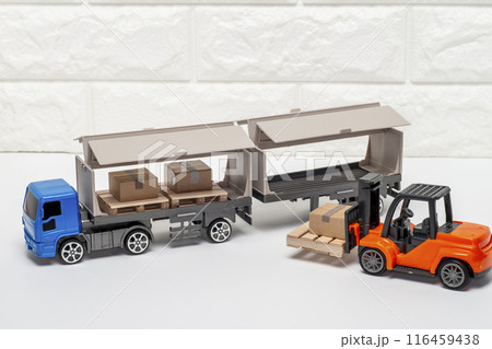 トラックにフォークリフトで荷物を積み込む トラックにフォークリフトで荷物を積み込む 116459438