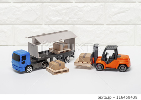 トラックにフォークリフトで荷物を積み込む トラックにフォークリフトで荷物を積み込む 116459439