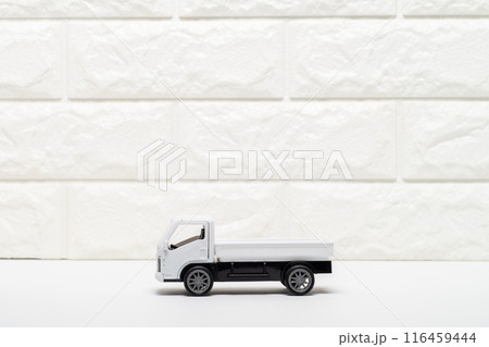 平ボディーのトラックの模型 116459444