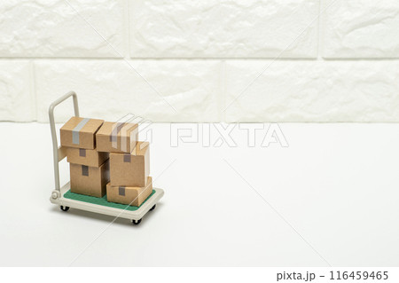 荷物が乗った台車のイメージ 116459465