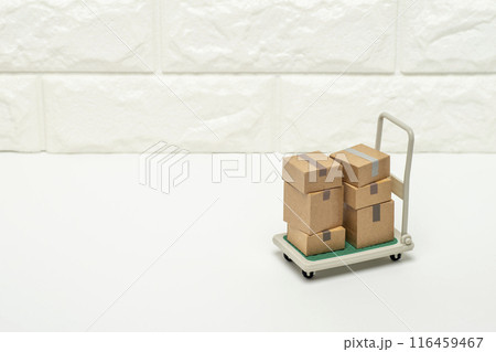 荷物が乗った台車のイメージ 116459467