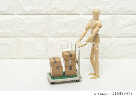 台車に乗った荷物を押すデッサン人形 116459478