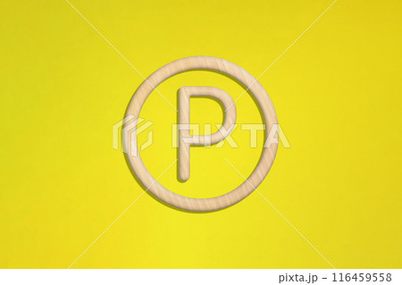 丸みを帯びたPを丸で囲んだ木製のマークが中心にある黄色い背景 116459558