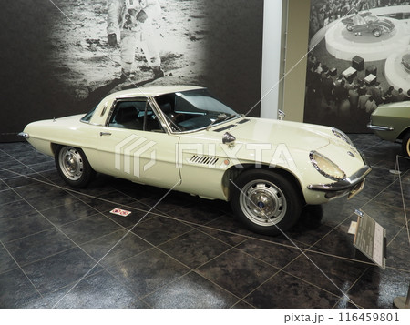 博物館の白いスポーツカー展示車両 116459801