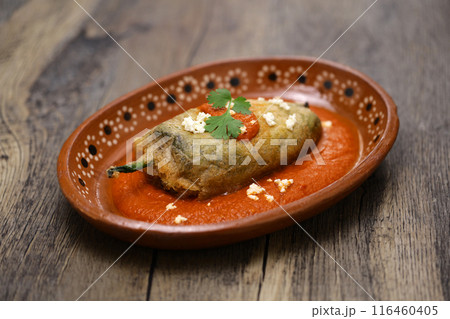 チリレイェノ(ポブラーノペッパーの詰め物揚げ)、メキシコ料理 116460405