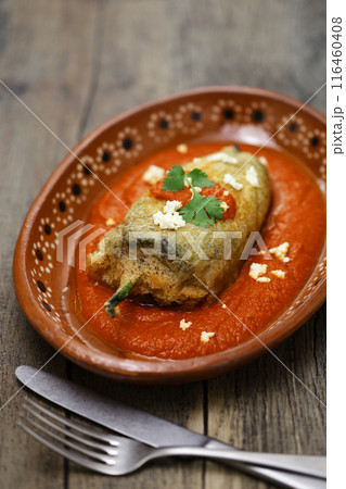 チリレイェノ(ポブラーノペッパーの詰め物揚げ)、メキシコ料理 チリレイェノ(ポブラーノペッパーの詰め物揚げ)、メキシコ料理 116460408