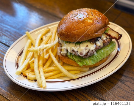 お皿に盛られたハンバーガーとポテト お皿に盛られたハンバーガーとポテト 116461122