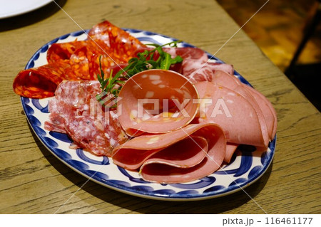ハムやサラミの盛り合わせ 116461177
