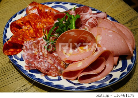ハムやサラミの盛り合わせ 116461179