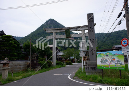 滋賀県 太郎坊宮(阿賀神社)鳥居と太郎坊山 滋賀県 太郎坊宮(阿賀神社)鳥居と太郎坊山 116461483