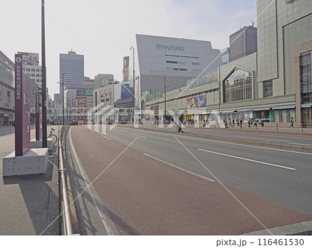 新宿駅前の道路風景。駅ビル。 116461530
