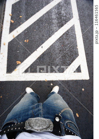 ジーンズと路面標示 116461565