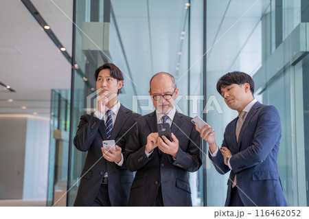 スマートフォン入力で考える男性ビジネスマン 116462052