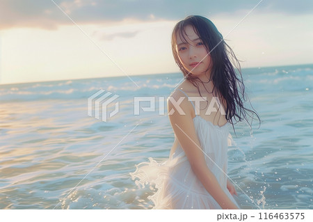 海で白いワンピースを着て遊ぶ女性 海で白いワンピースを着て遊ぶ女性 116463575